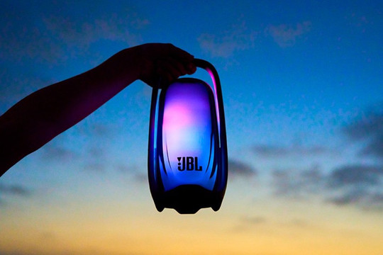 JBL Pulse 6 trình làng với công suất 40W, kết nối Bluetooth 6.0 và tay cầm phát sáng độc đáo
