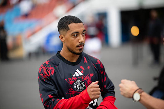 Lý do HLV Michael Carrick hỏi Jonny Evans trước khi chiêu mộ Youri Tielemans về Manchester United