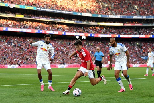 Màn trình diễn ấn tượng của Harry Amass giúp Manchester United tiết kiệm hàng triệu bảng