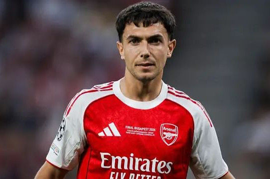 Arsenal sẵn sàng bán tiền vệ Martin Zubimendi cho Chelsea với mức giá 77 triệu bảng Anh