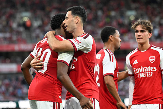 David Raya tỏa sáng trên chấm 11m giúp Arsenal vượt qua Como sau loạt luân lưu kịch tính