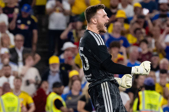 Manchester United hạ Leeds trên chấm 11m: Carrick khen ngợi bản lĩnh Jack Fletcher và Dermot Mee