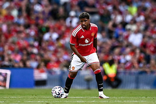 Andrey Santos rực sáng trong vai trò tiền vệ mỏ neo chiến thuật mới của Manchester United