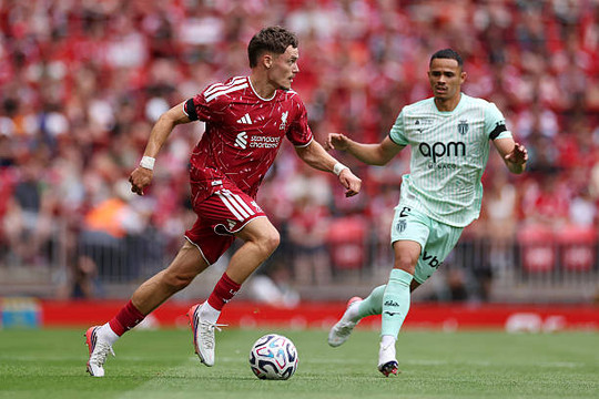John Barnes khuyên Liverpool xây dựng lối chơi xoay quanh Wirtz như Bruno Fernandes tại MU
