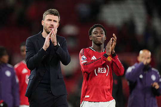 Michael Carrick động viên Kobbie Mainoo sau kỳ World Cup 2026 nhiều thử thách cùng tuyển Anh