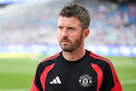 HLV Michael Carrick hối thúc Manchester United bổ sung tân binh trước khi phiên chợ hè đóng cửa