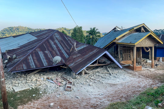 Động đất 7,7 độ tại Indonesia: Nước biển rút nhanh, hàng trăm người sơ tán khẩn cấp