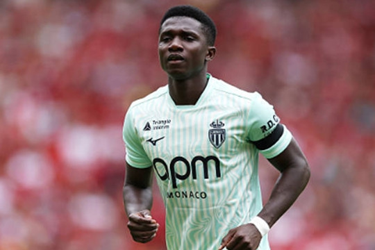 Manchester United gia nhập cuộc đua chiêu mộ tiền vệ Lamine Camara nhằm nâng cấp tuyến giữa