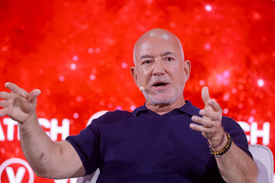 Tập đoàn FSG bán 33% cổ phần Liverpool cho liên minh tỷ phú Jeff Bezos và Eduardo Saverin
