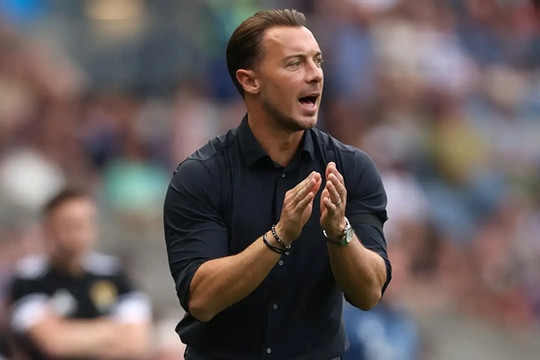 HLV Matthias Jaissle lo ngại Newcastle vỡ trận trước Liverpool vì khủng hoảng tuyến giữa