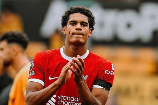 Manchester United và Arsenal quyết đấu giành trung vệ Jarell Quansah của Leverkusen