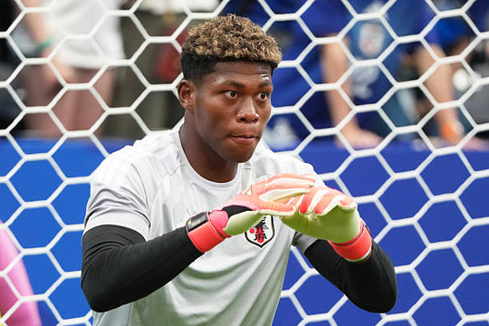 PSG bất ngờ hủy thương vụ chiêu mộ thủ môn Zion Suzuki từ Parma vì phí hoa hồng quá cao