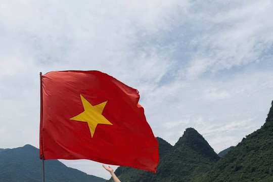 Hoa hậu Lương Thùy Linh gây chú ý khi khoe gương mặt mộc rạng rỡ giữa thiên nhiên vùng núi