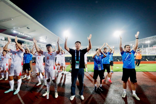 Tuyển Việt Nam hạ Malaysia 2-0 tại bán kết lượt đi ASEAN Cup 2026 khiến báo Thái Lan thán phục