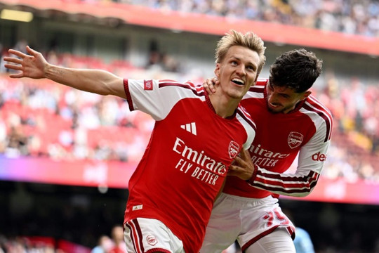 Martin Odegaard rực sáng giúp Arsenal hạ Man City ở Siêu cúp Anh sau hai năm chấn thương