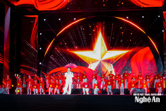 Hàng nghìn người đội mưa thưởng thức chương trình nghệ thuật: "Nghệ An - nơi ánh dương bừng sáng"