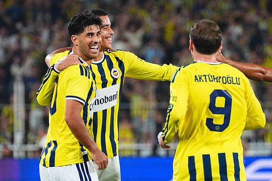 Greenwood tỏa sáng giúp Fenerbahce cầm hòa Lyon 1-1 ở lượt đi vòng loại Champions League