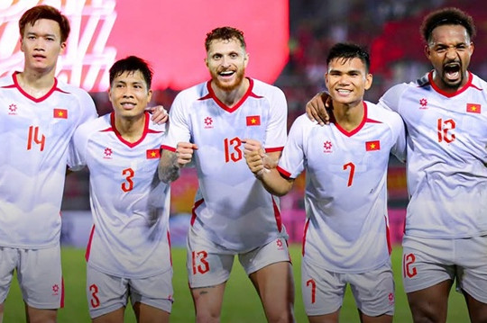 HLV Kim Sang-sik tính toán xoay tua hàng công tuyển Việt Nam ở trận lượt về với Malaysia