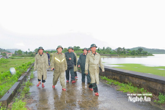 Tư lệnh Quân khu 4 kiểm tra công tác triển khai chuẩn bị ứng phó mưa lũ trên địa bàn tỉnh Nghệ An