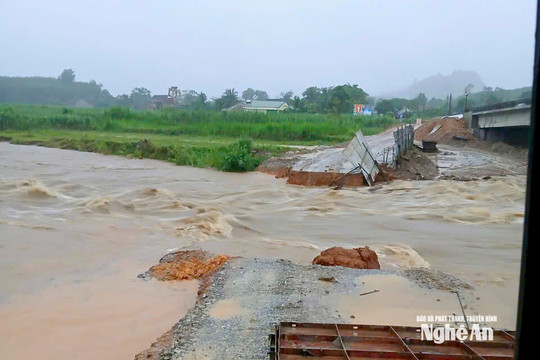 Mưa lớn gây ngập úng, chia cắt nhiều tuyến đường ở Nghệ An