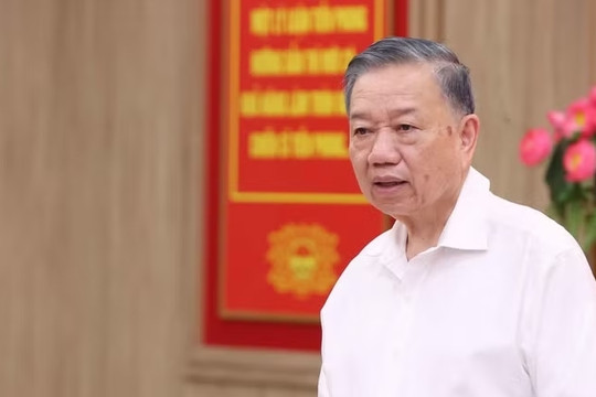 Không để thực tiễn đi quá xa rồi lý luận mới tổng kết