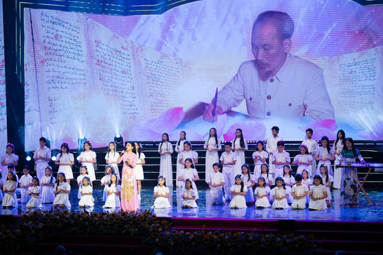 Chương trình nghệ thuật Nắng Ba Đình tái hiện hành trình lịch sử hào hùng của dân tộc Việt Nam