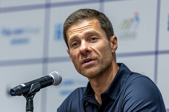 HLV Xabi Alonso lên tiếng bảo vệ Enzo Fernandez trước sóng gió chuyển nhượng tại Chelsea