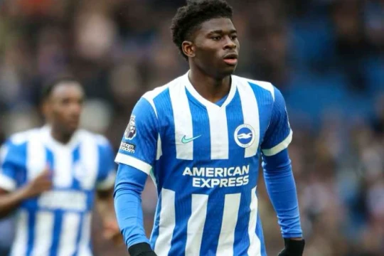Man Utd chi 70 triệu bảng hoàn tất thỏa thuận chiêu mộ tiền vệ Carlos Baleba từ Brighton
