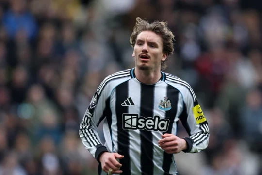 Peter Crouch cảnh báo Newcastle dễ gục ngã trước Liverpool vì chính sách bán tháo trụ cột