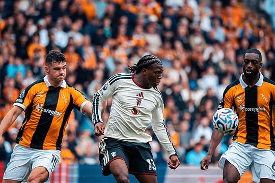 HLV Michael Carrick kiên quyết bảo vệ Patrik Dorgu sau trận thua sốc 0-2 trước Hull City