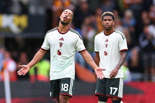 Man Utd thua sốc 0-2 trước Hull City: Bộ đôi tân binh 85 triệu bảng gây thất vọng nặng nề