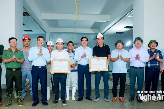 Chủ tịch UBND tỉnh Nghệ An khen thưởng đột xuất 2 nhà thầu trên công trường thi công trường nội trú liên cấp biên giới