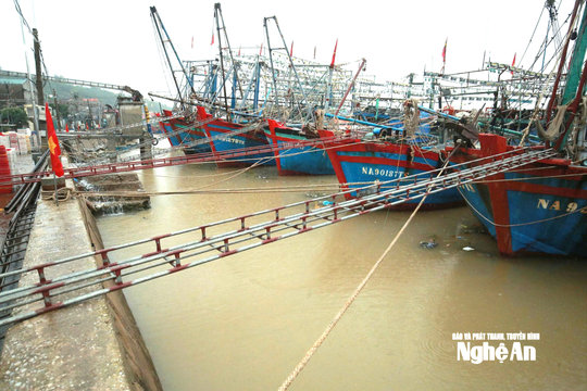 Dông lốc khiến 2 tàu cá Nghệ An bị chìm