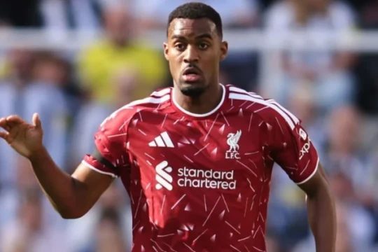 HLV Andoni Iraola và canh bạc tiền vệ trụ: Liverpool đối mặt nhiều rủi ro lớn tại Ngoại hạng Anh