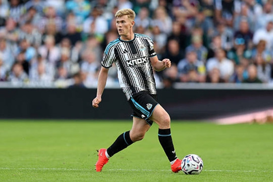 Newcastle hét giá Lewis Hall hơn 68 triệu bảng khiến kế hoạch chuyển nhượng MU lâm nguy