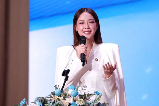 Bảo Ngọc gây ấn tượng tại Head to Head Challenge Miss World 73 trước Chủ tịch Julia Morley