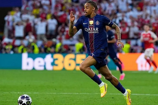 Arsenal sẵn sàng nhảy vào chiêu mộ Bradley Barcola khi Liverpool bế tắc đàm phán với PSG