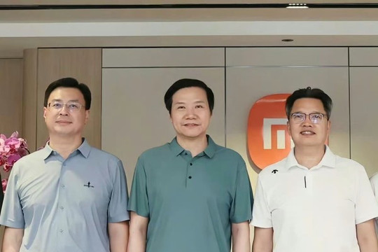 Xiaomi MIX Ultra lộ diện thiết kế gập đỏ tía: Bước nhảy vọt với chip Xring O3 và camera 200MP
