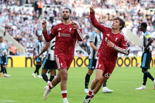 Newcastle chia điểm Liverpool 2-2: Cú thoát hiểm phút 98 và bài toán số 6 của HLV Iraola