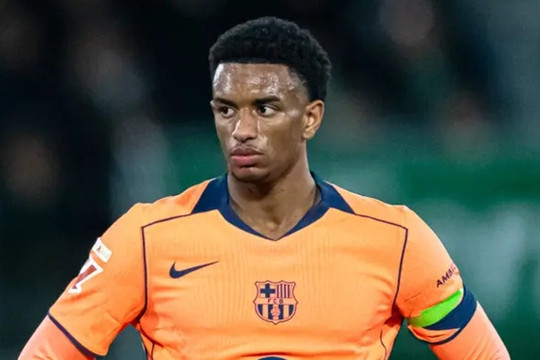 Manchester United đàm phán chiêu mộ Alejandro Balde khi cầu thủ bị gạch tên ở Barcelona