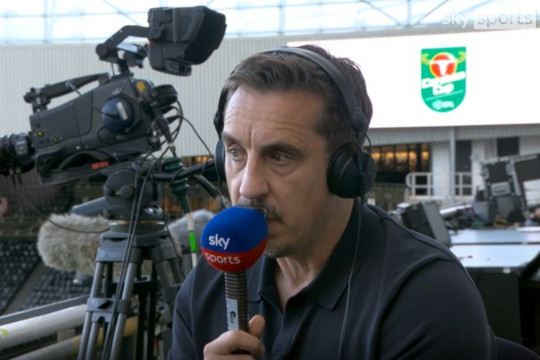 Gary Neville thúc giục Manchester United chiêu mộ thêm hai hậu vệ sau trận thua sốc Hull City