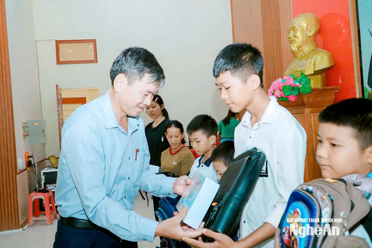 Tiếp sức để học sinh nghèo vững bước đến trường
