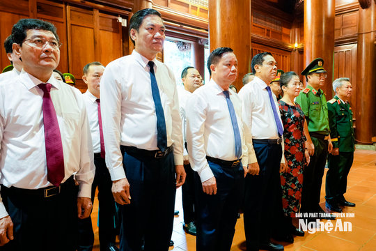 Lãnh đạo tỉnh Nghệ An dâng hoa, dâng hương tưởng niệm Chủ tịch Hồ Chí Minh