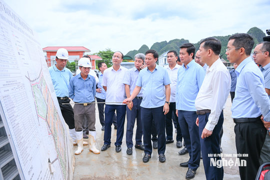 Thứ trưởng Bộ Xây dựng kiểm tra tiến độ xây dựng trường phổ thông nội trú liên cấp tại Nghệ An