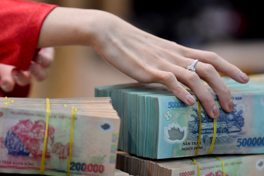 Lãi suất ngân hàng hôm nay 26/8/2026: Khối ngân hàng ngoại niêm yết mức cao nhất 7%/năm