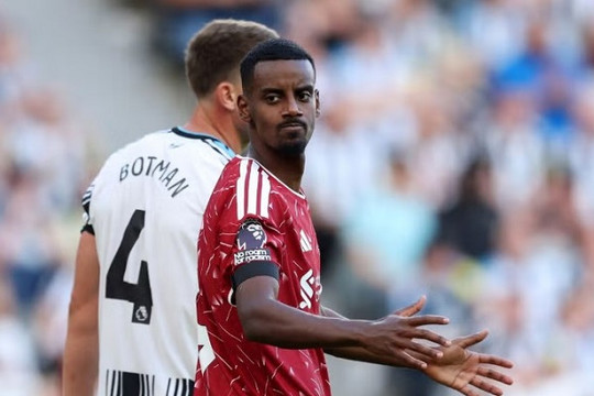 Alexander Isak lộ nhiều biểu hiện căng thẳng và bất an khi cùng Liverpool tái đấu Newcastle