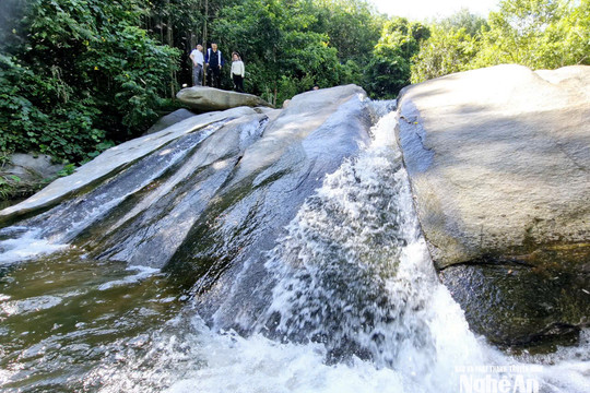 Ngắm dòng nước trong xanh dài 14 km giữa đại ngàn Châu Lộc