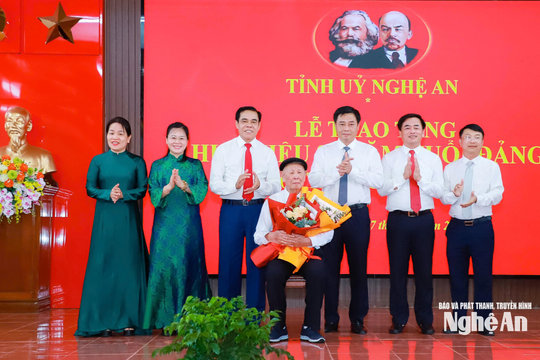 Chủ tịch UBND tỉnh Nghệ An trao Huy hiệu 80 năm tuổi Đảng đến cán bộ tiền khởi nghĩa 99 tuổi