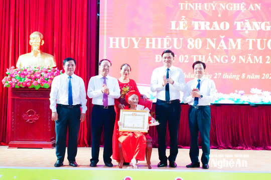 Phó Bí thư Thường trực Tỉnh ủy Nghệ An trao Huy hiệu 80 năm tuổi Đảng đến cán bộ lão thành tại xã Quỳnh Thắng và Đức Châu