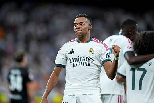 Jose Mourinho ngợi ca Kylian Mbappe phi thường sau cú hat-trick đưa Real Madrid lên đỉnh bảng